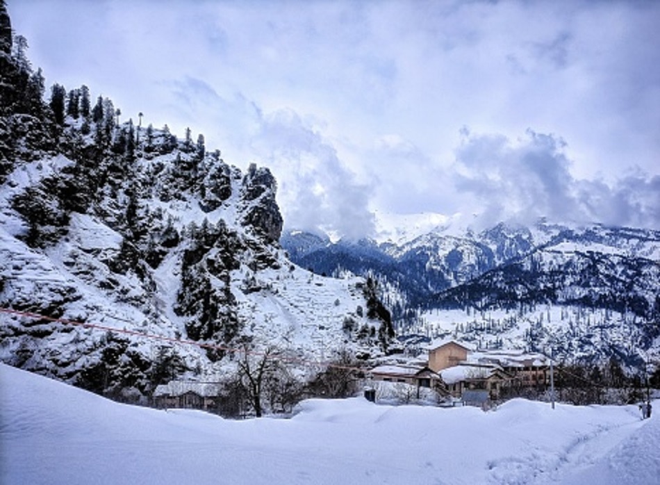 उत्तराखंड में बारिश और बर्फबारी से बढ़ी ठंड, कई जिलों में ऑरेंज अलर्ट जारी