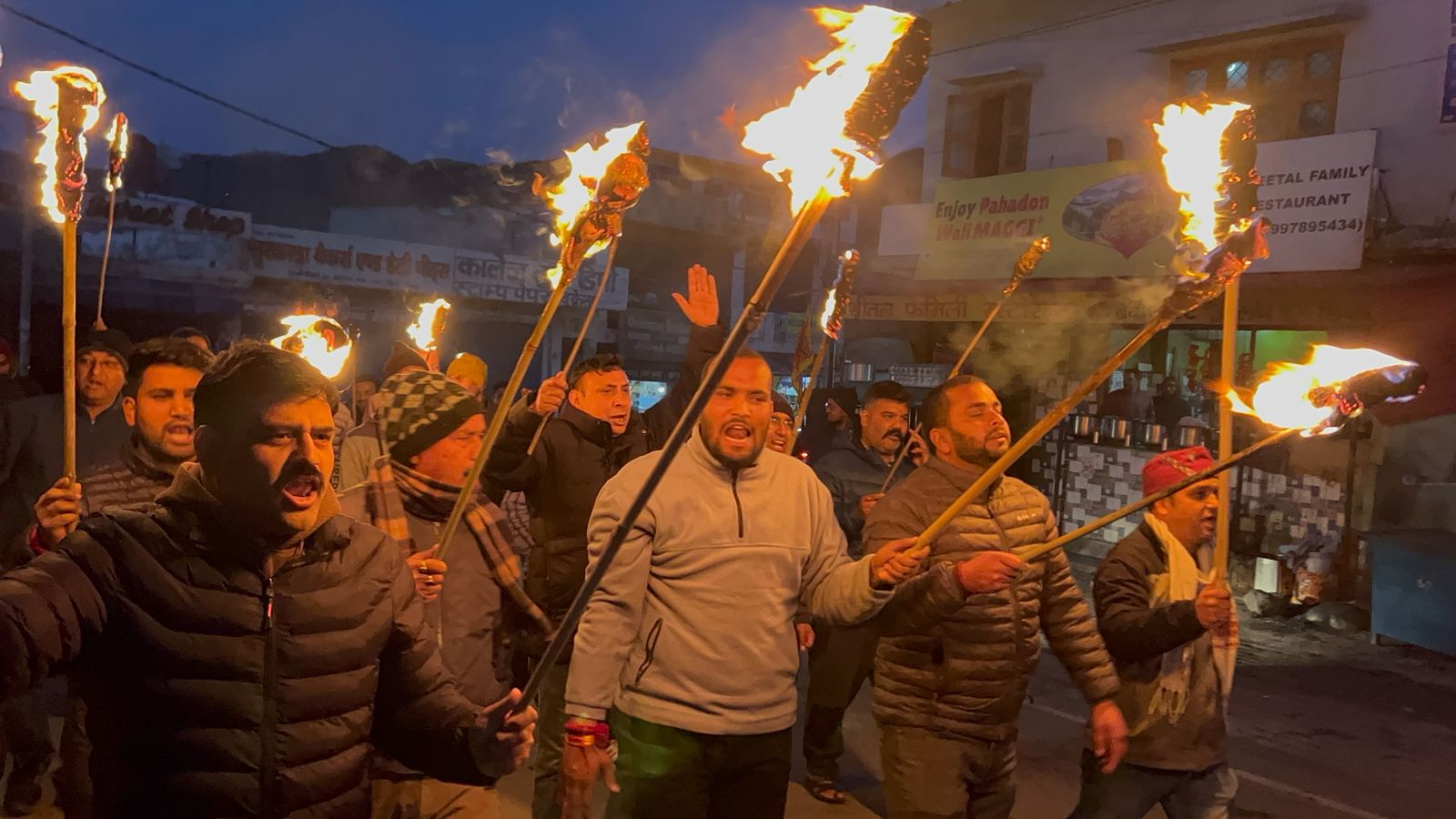 उत्तराखंड के चंबा में गूंजा ‘स्वाभिमान मशाल जुलूस’, पहाड़ की अस्मिता बचाने के लिए उमड़ा जनसैलाब